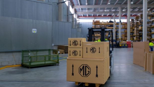 Un operario en el almacén de recambios de MG