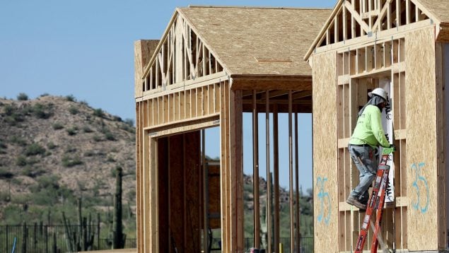 Un trabajador construye una casa en Buckeye, Arizona. (Getty)