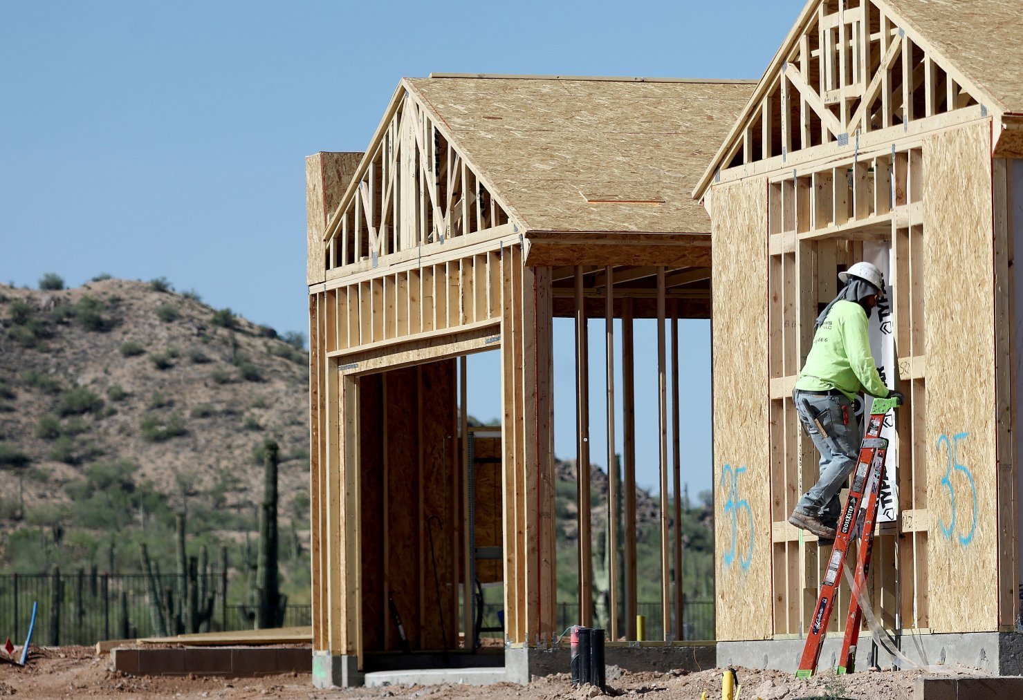 Un trabajador construye una casa en Buckeye, Arizona. (Getty)