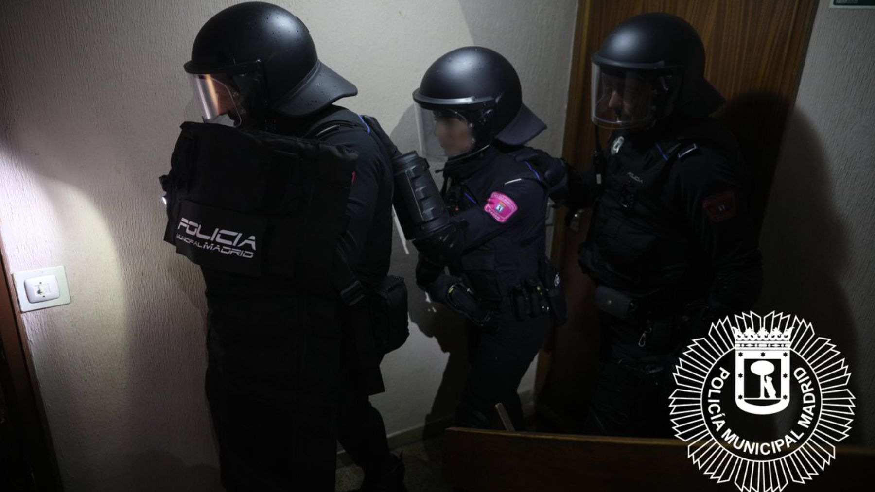 La UCE de Policía Municipal desalojando el edificio okupado en Madrid.