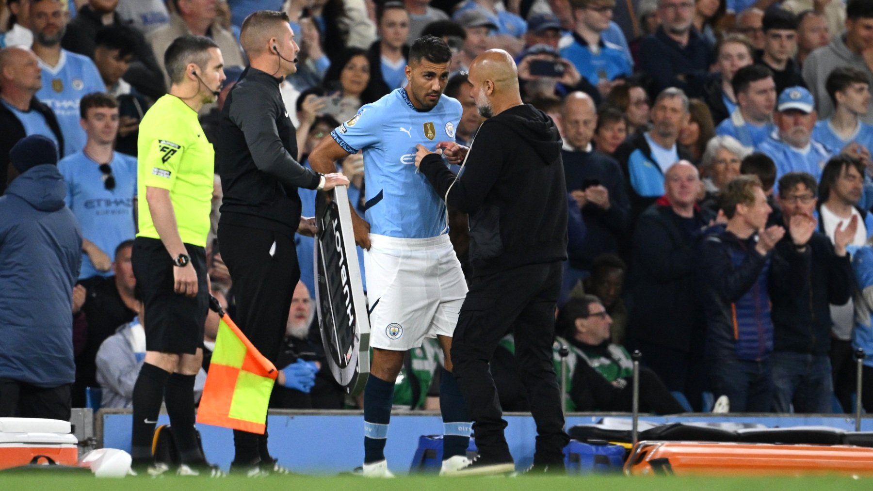 Rodri entra al campo en el City-Bournemouth. (Getty)