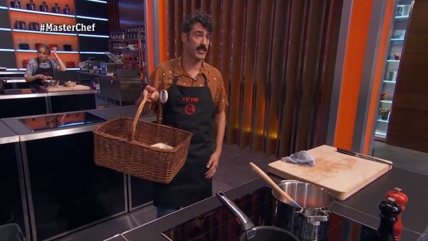 Víctor se da cuenta de que no ha cogido el ingrediente principal en MasterChef 13. (RTVE)