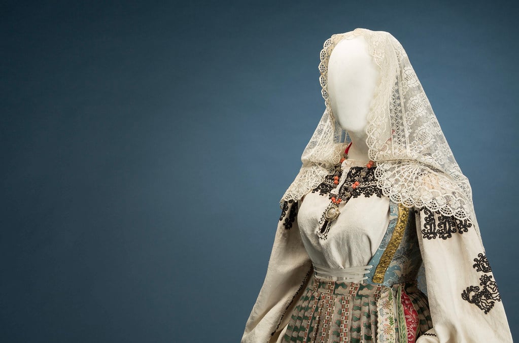 Detalle Traje de mujer de Alosno, comarca de Andévalo. 1900-1934. Museo del Traje. @Fco Javier Maza