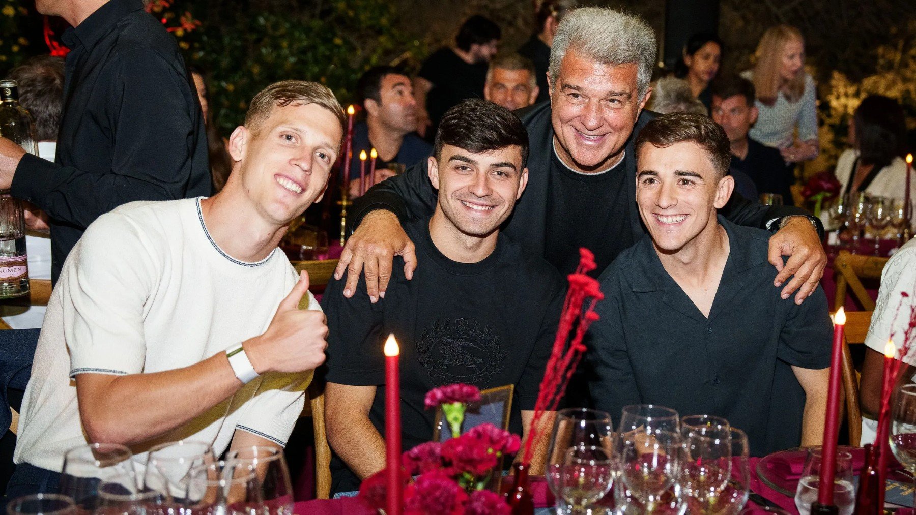 Dani Olmo, Pedri y Gavi junto a Laporta en la cena de celebración del Barcelona. (fcbarcelona.cat)