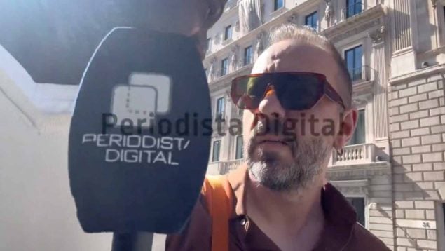 Ndongo ajusta cuentas en plena calle con Antonio Maestre: «¿A que no tienes cojones de quitarme el micro?»