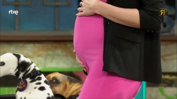 Cristina Castaño muestra barriga de embarazada en La Revuelta. (RTVE)