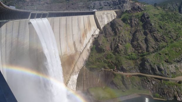 El Atazar aliviando agua