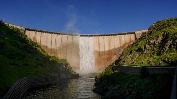 El Atazar desembalsando agua