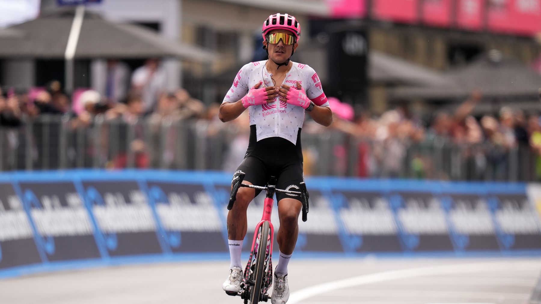 Richard Carapaz celebra su victoria en Castelnovo ne’ Monti. (Giro de Italia)
