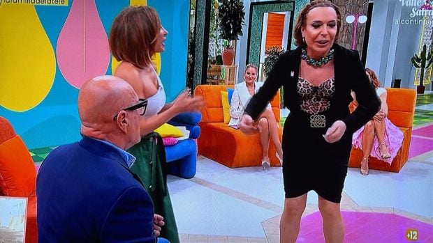 Kiko Matamoros, María Patiño y Benita (Maestro Joao) en 'La familia de la tele'.