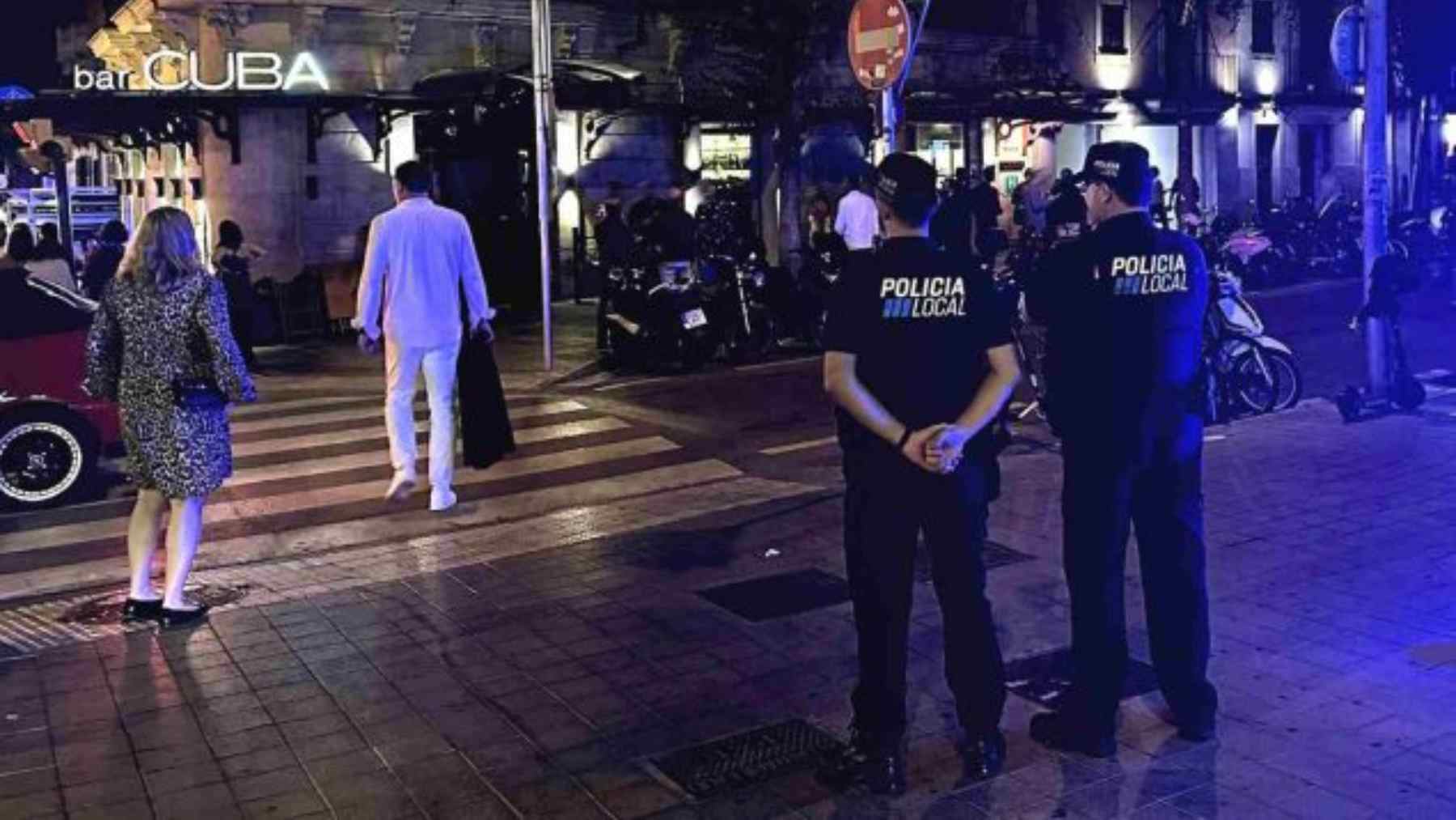 Patrulla de la Policía Local en la calle Sant Magí del barrio de Santa Catalina.