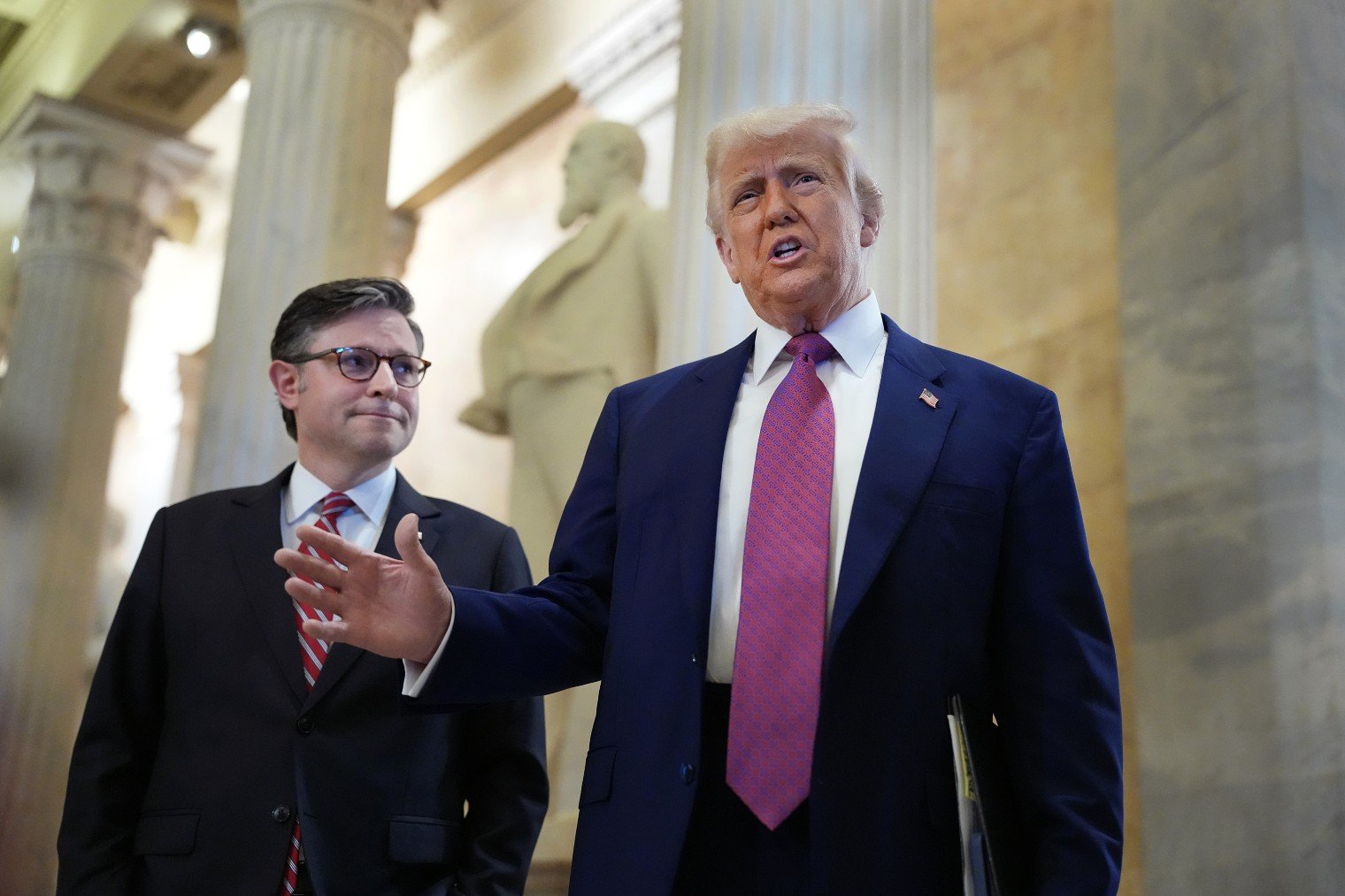 El presidente de EEUU, Donald Trump, junto a Mike Johnson en el Capitolio. (Getty)