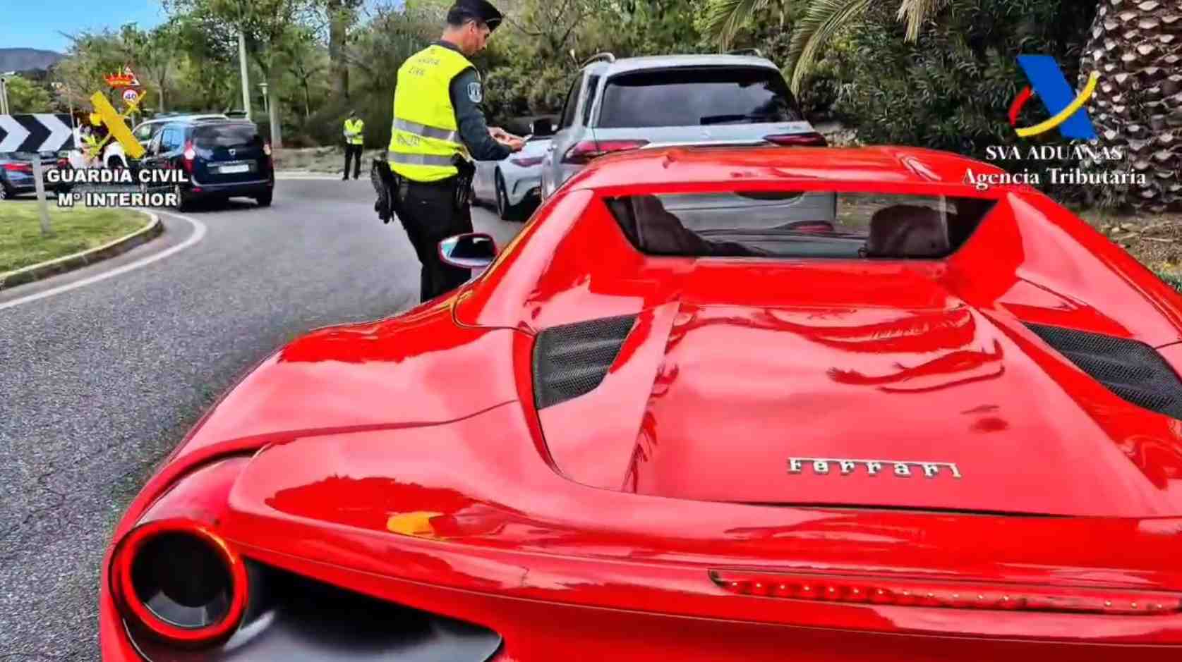 Uno de los coches inspeccionados por la Guardia Civil.