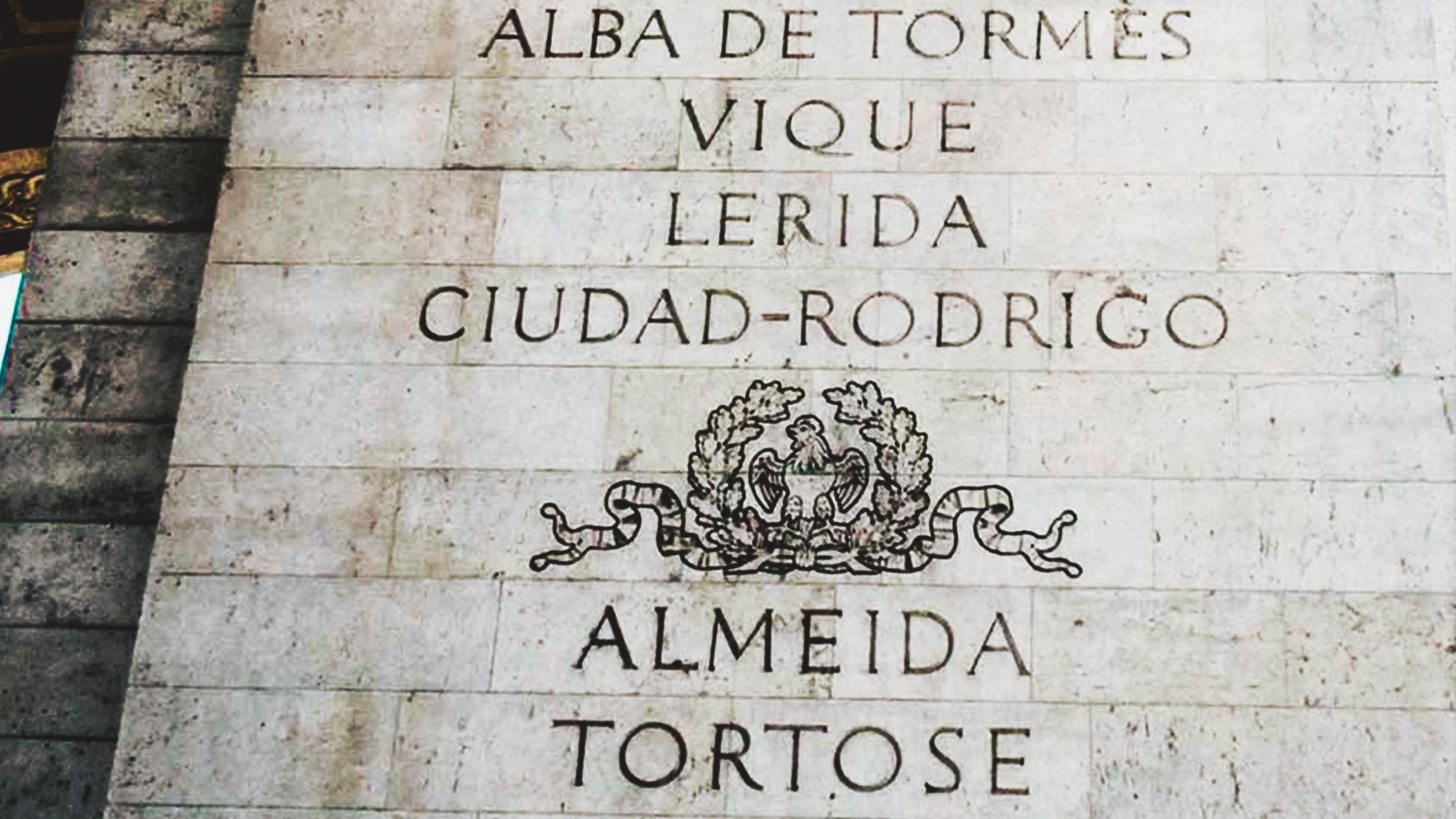 Ciudades españolas inscritas en el Arco del Triunfo francés. Foto: Mathae en Wikimedia Commons.