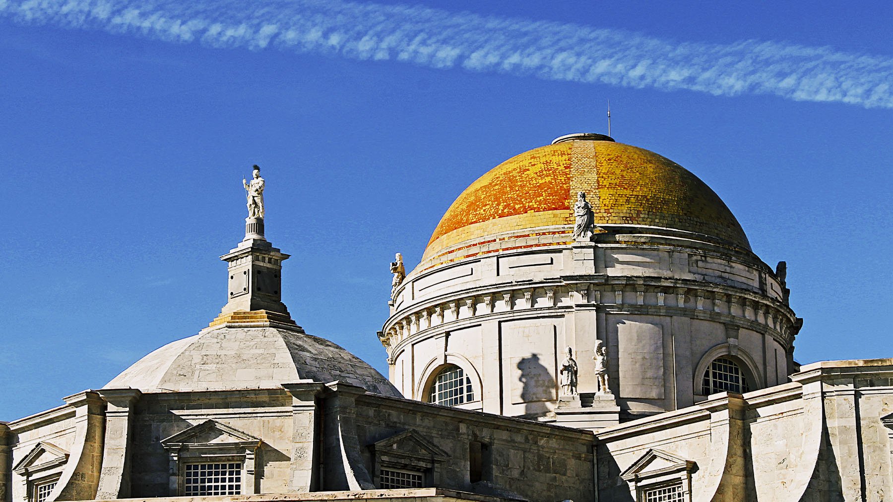 Cúpula amarilla de la catedral de Cádiz. Foto: Harlock20 en Wikimedia Commons.