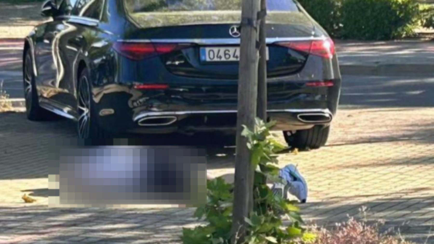 El cuerpo de la víctima yace junto a la puerta del Colegio Americano de Pozuelo de Alarcón.