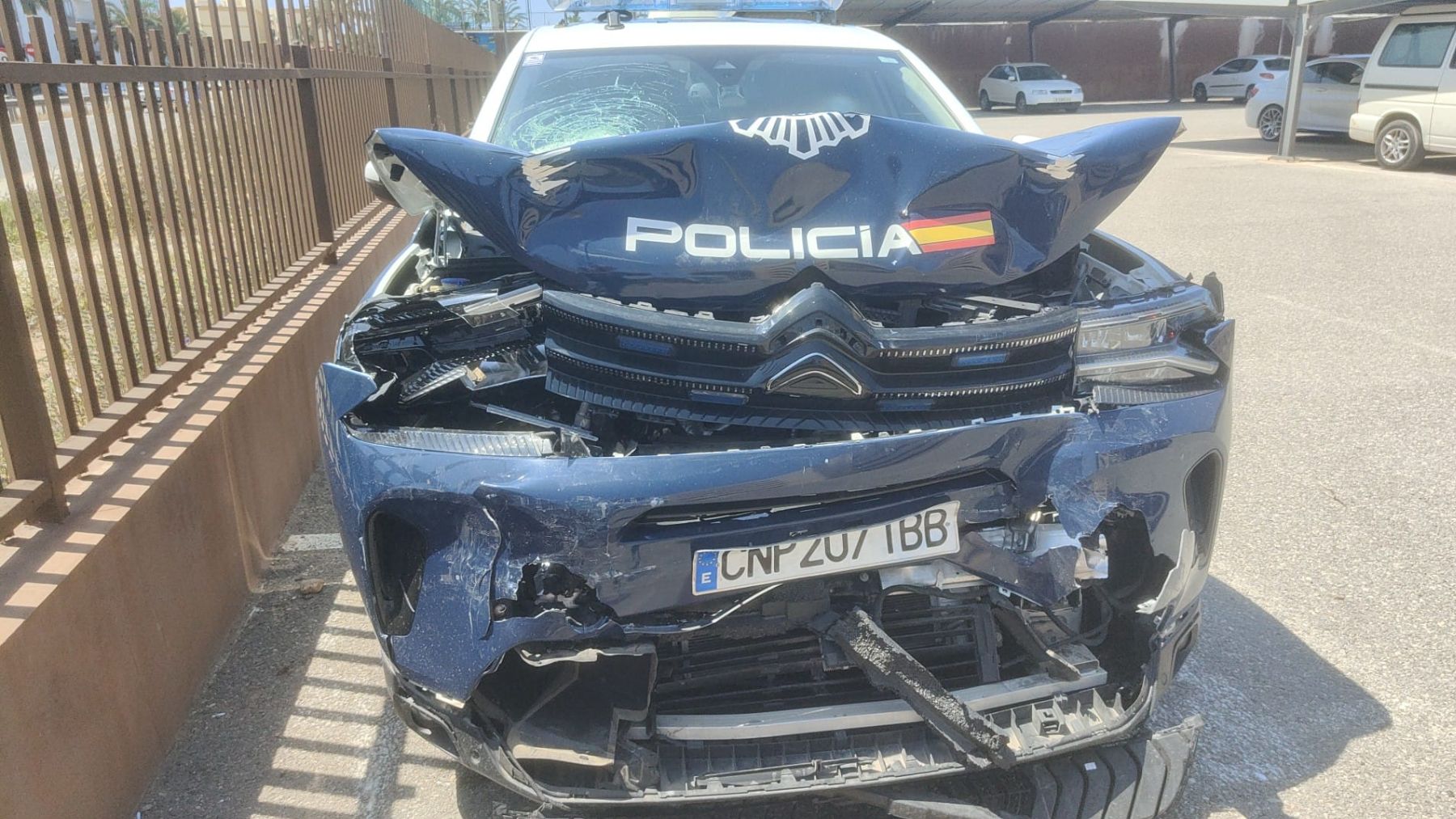 El vehículo de Policía Nacional destrozado.