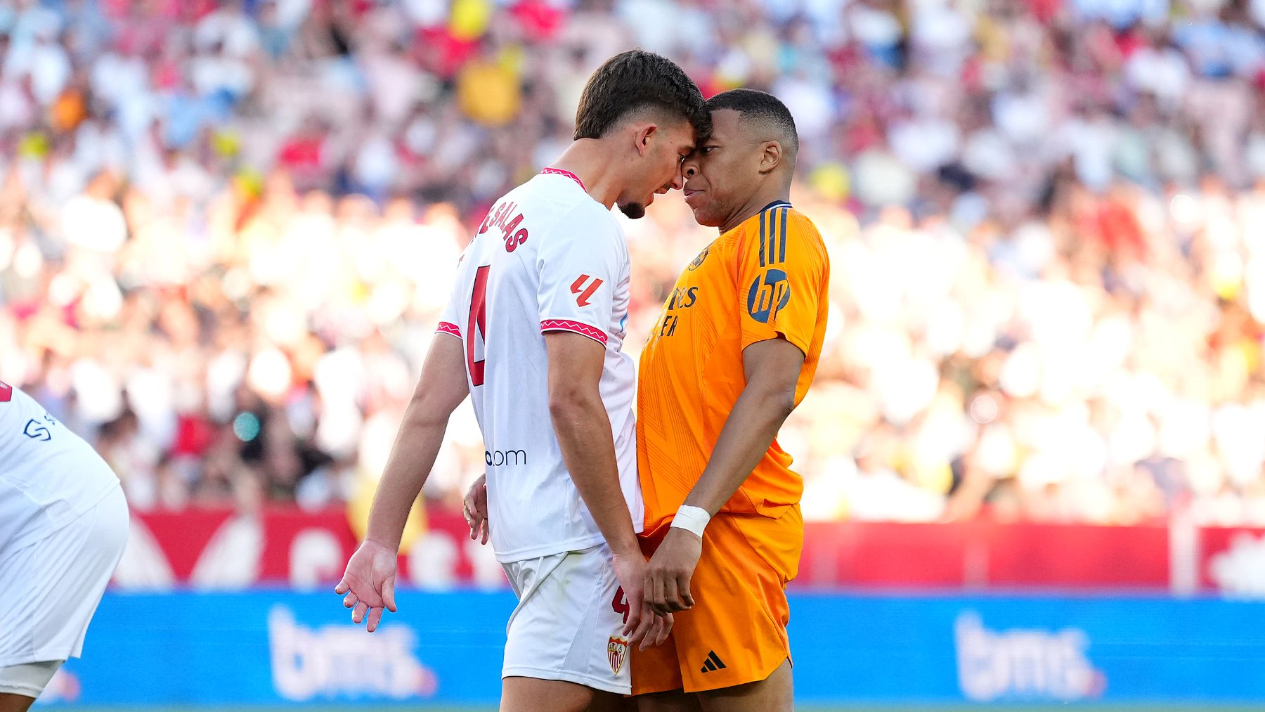 Kike Salas se encara con Mbappé. (Getty)