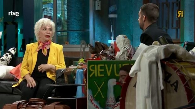 Isabel Allende y David Broncano en La Revuelta. (RTVE)