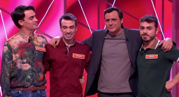 Los Mozos de Arousa junto a Ion Aramendi. (Mediaset)