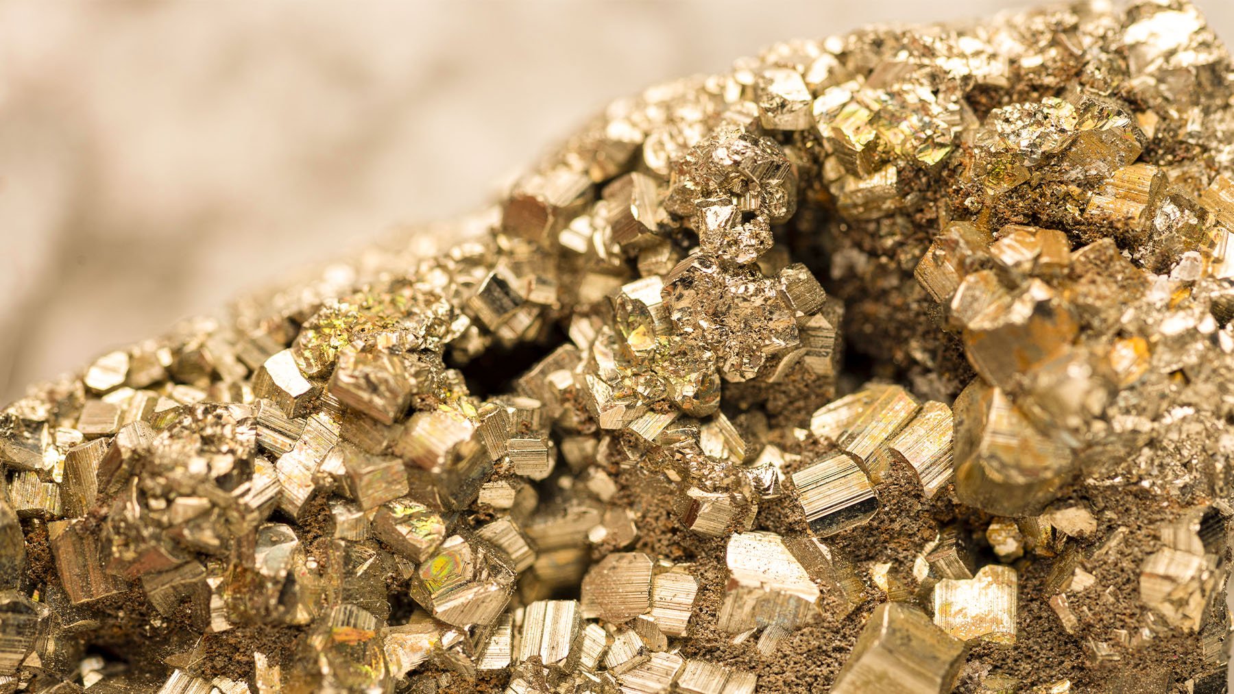Piedras con oro incrustado. Foto: Freepik.