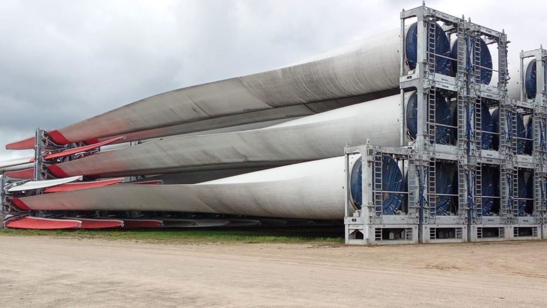Palas de los aerogeneradores almacenados en Colombia que saldrán a subasta. (Foto: Escrapalia).