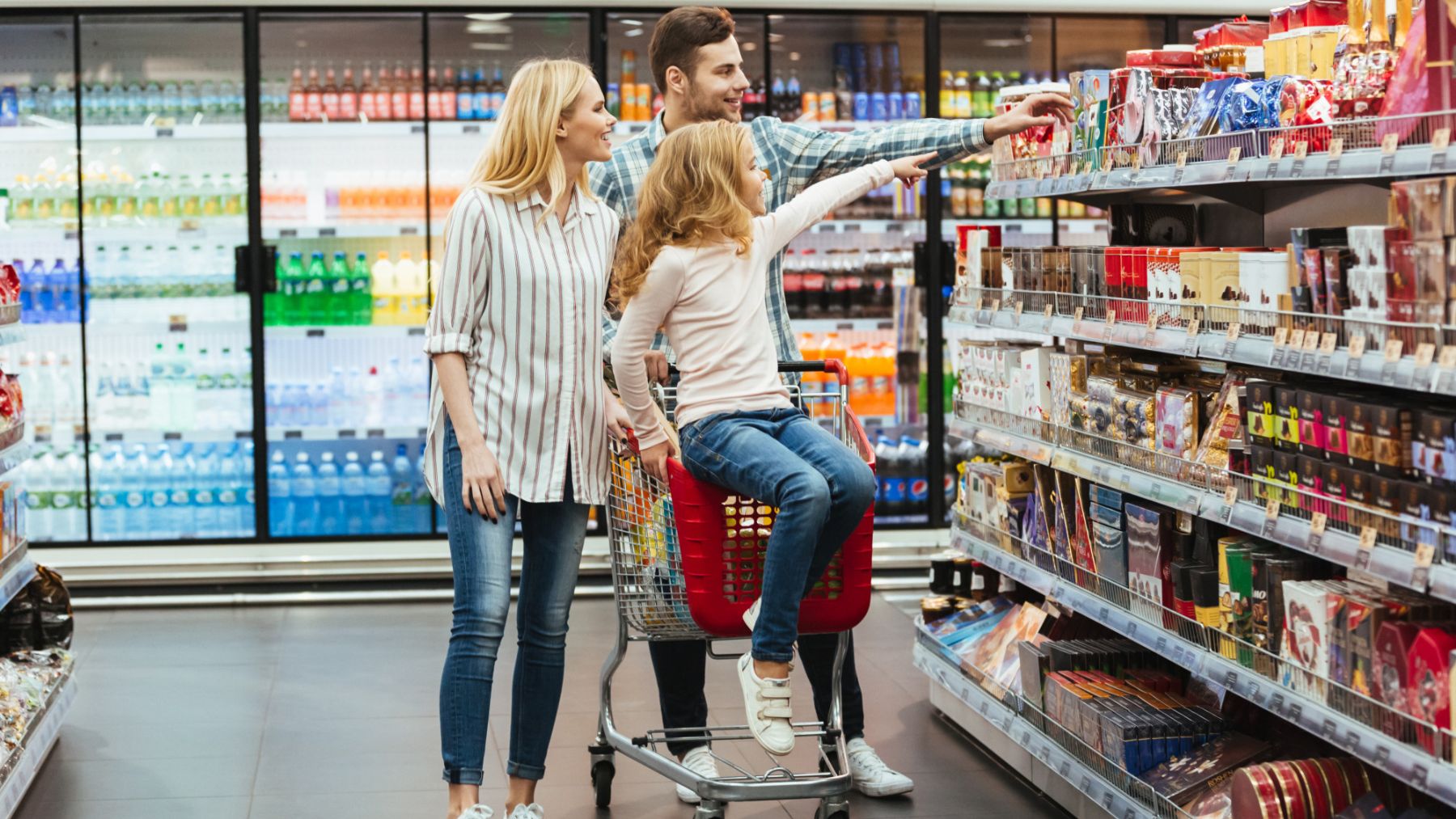 Una familia haciendo la compra en el supermercado. Foto: Freepik