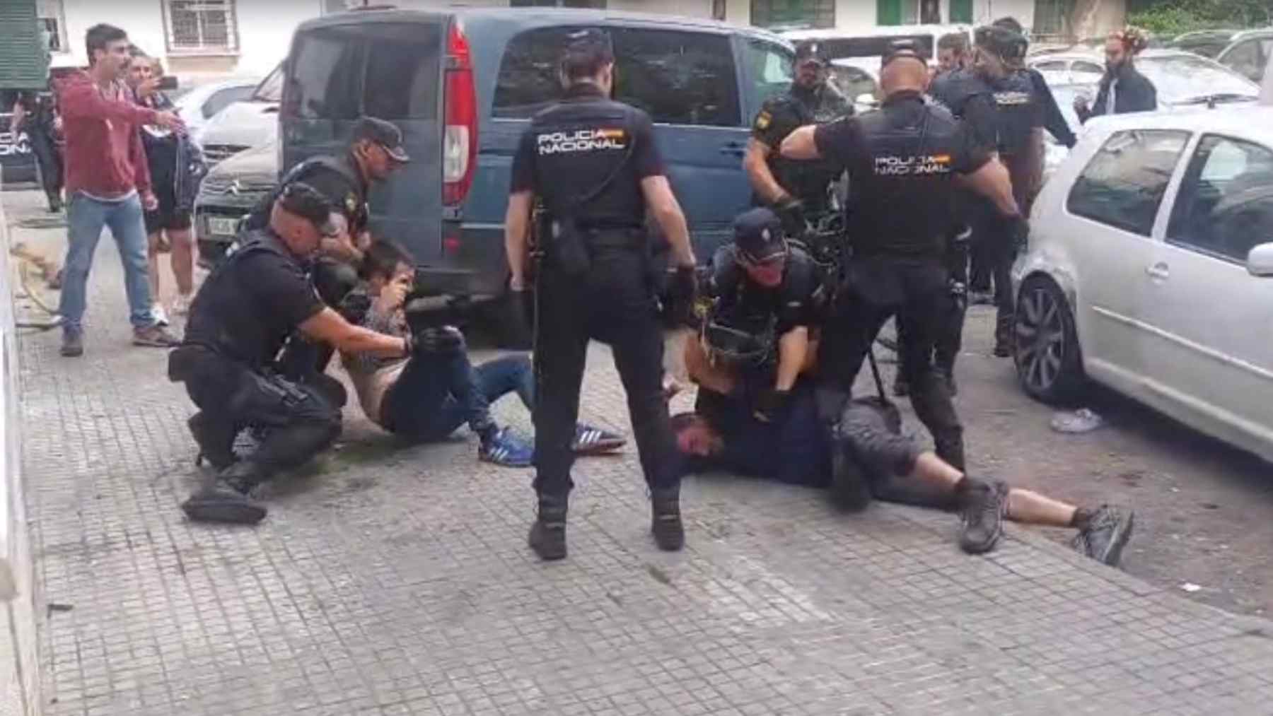 Momento de la intervención policial en un desahucio en Son Gotleu.