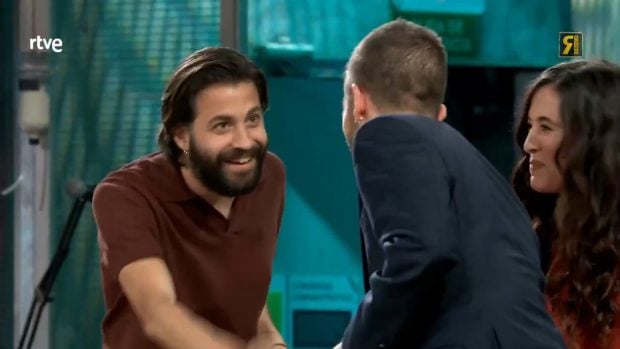 Salvador Sobral y David Broncano en La Revuelta. (RTVE)