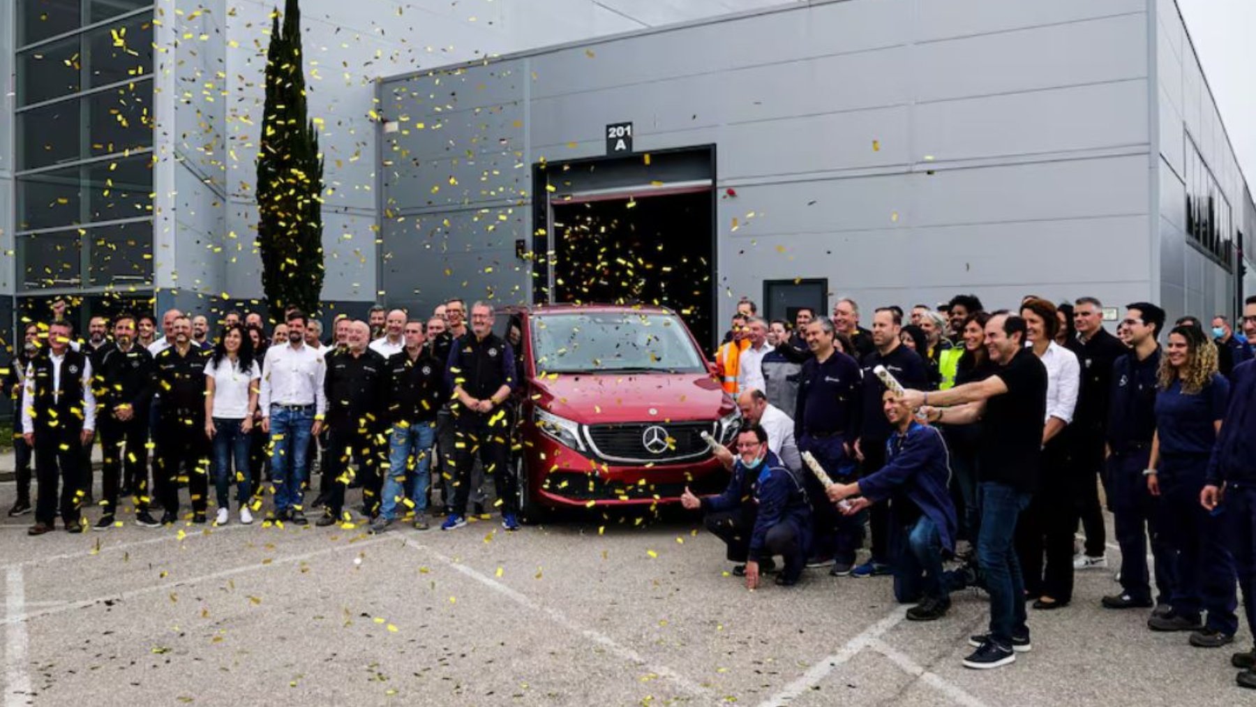 Trabajadores de la fábrica Mercedes-Benz en Logroño