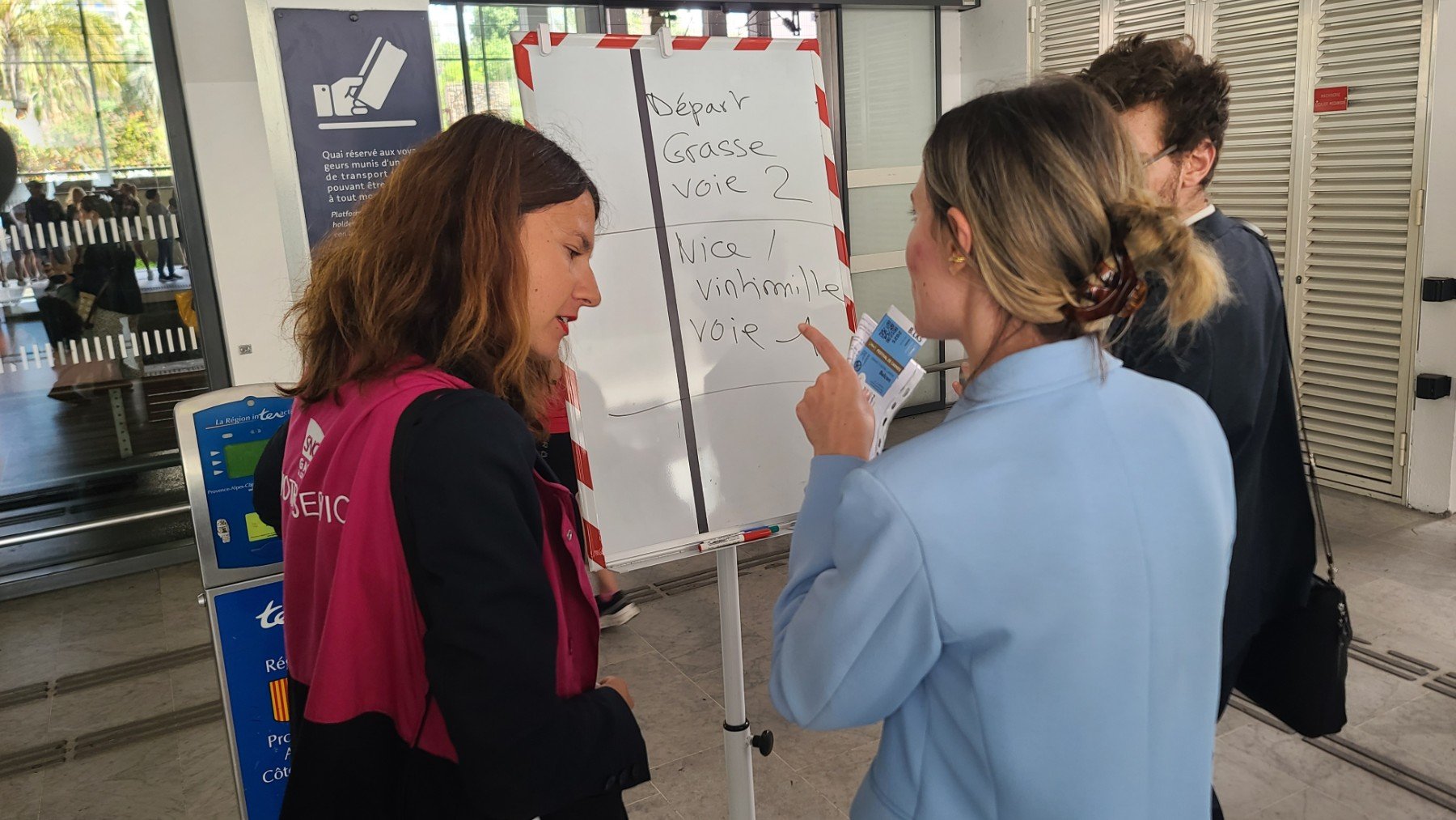 Pasajeros en la estación de Cannes tras el apagón se interesan por qué alternativas tomar al tren. (Foto: Efe)