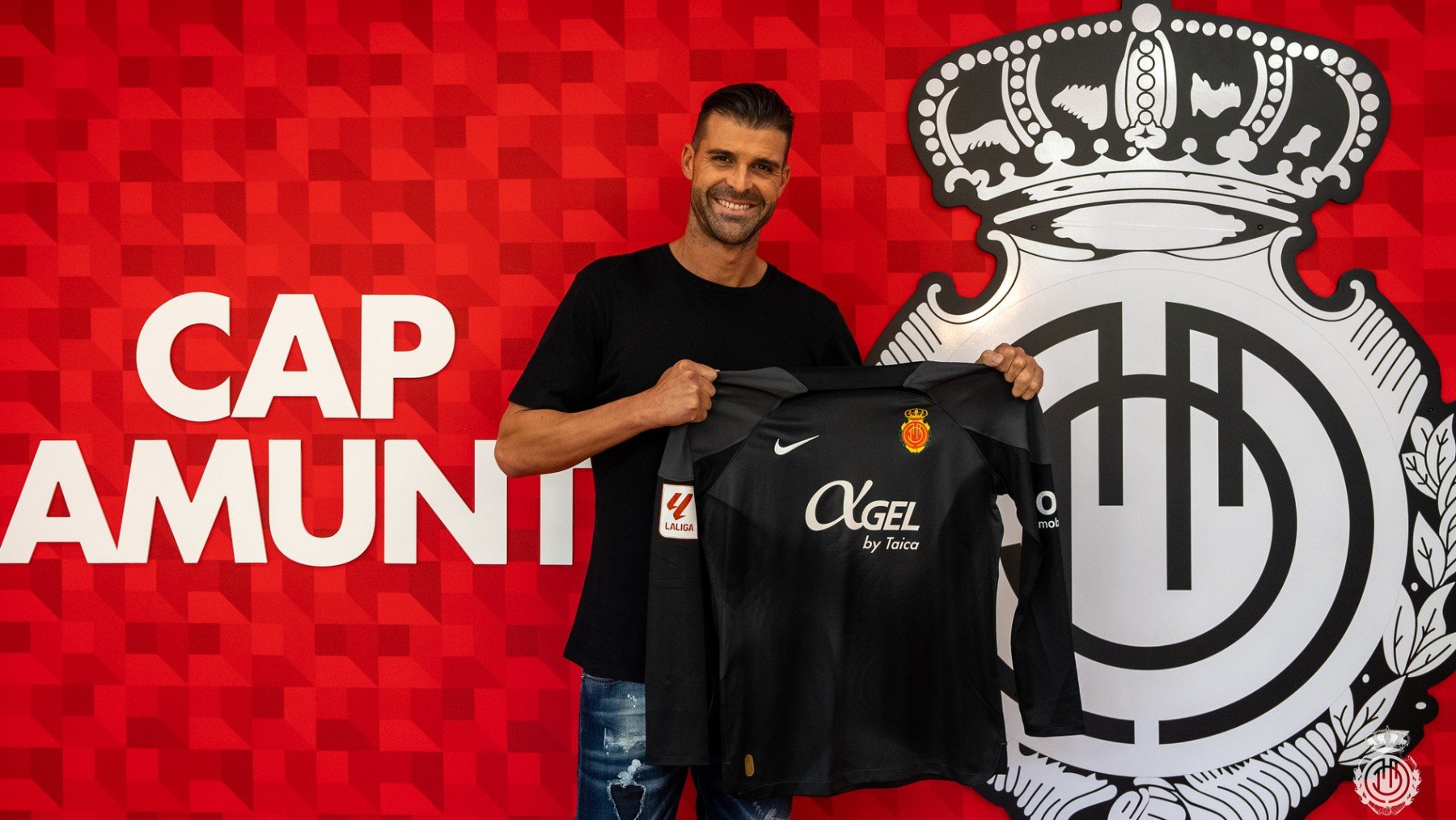 Cuéllar, con la camiseta del Mallorca.
