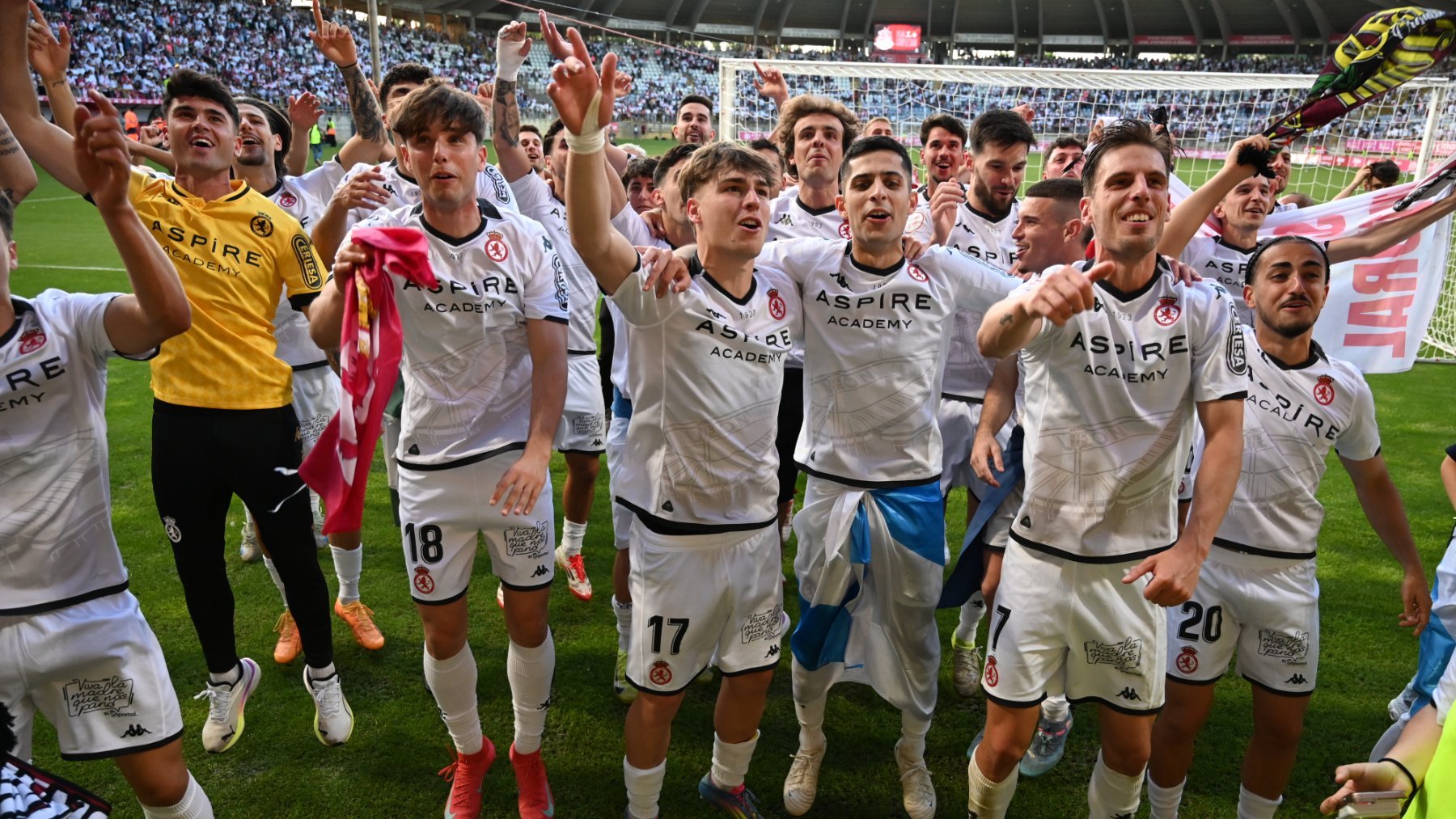 Los jugadores de la Cultural Leonesa celebran su ascenso a Segunda División. (EFE)