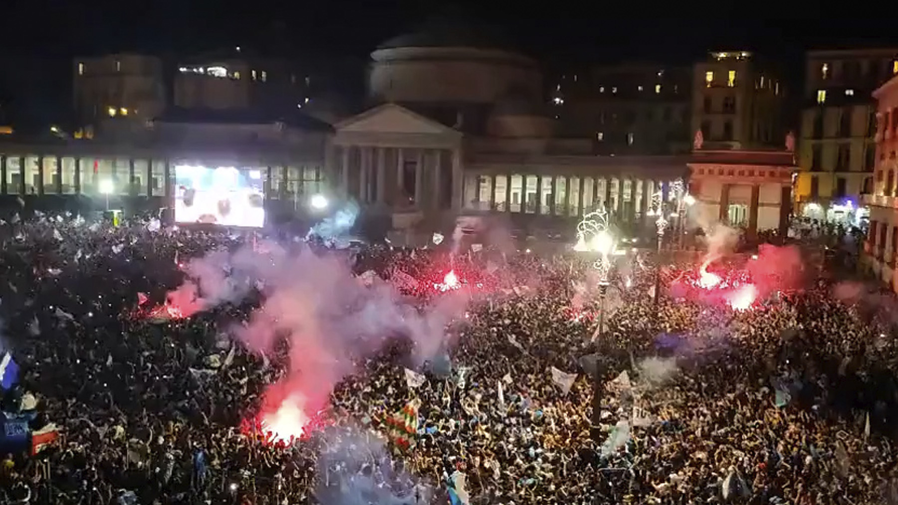 La espectacular celebración en Nápoles con bengalas, petardos y fuegos artificiales tras ganar la Liga.
