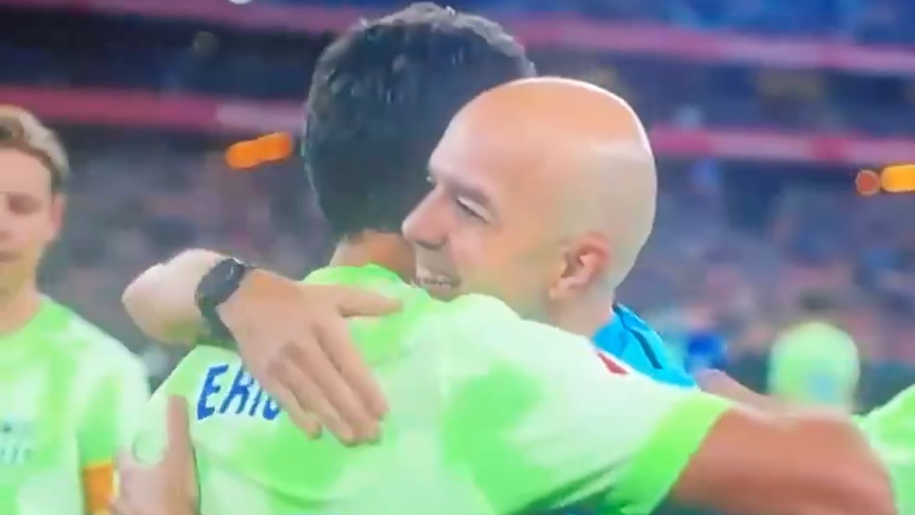 Eric García abrazándose con González Fuertes.