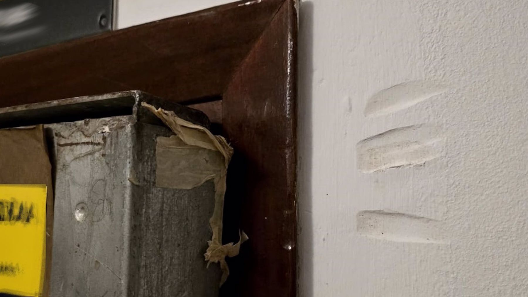 Una de las puertas forzadas.
