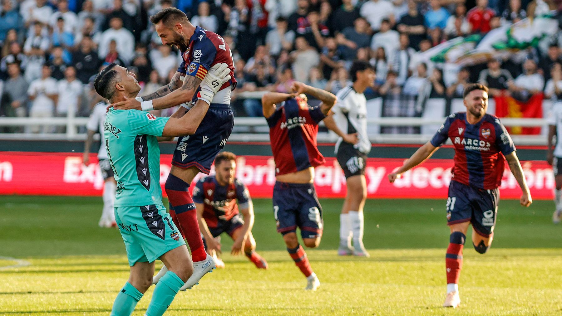 Andrés Fernández, Morales y el resto de jugadores del Levante celebran el ascenso. (EFE)