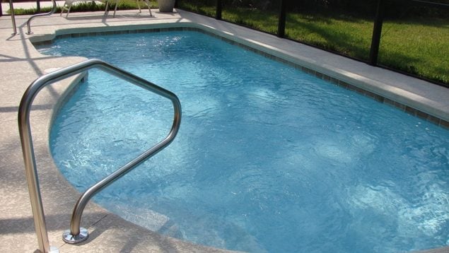 niño ahogado piscina