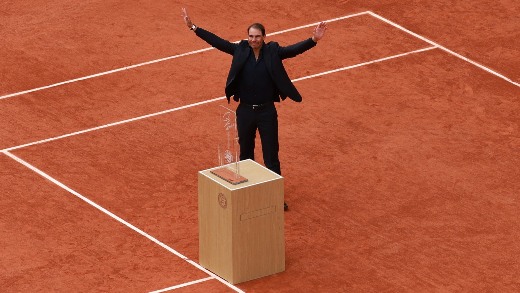 Rafa Nadal se despide de Roland Garros con el trofeo de leyenda. (Getty)
