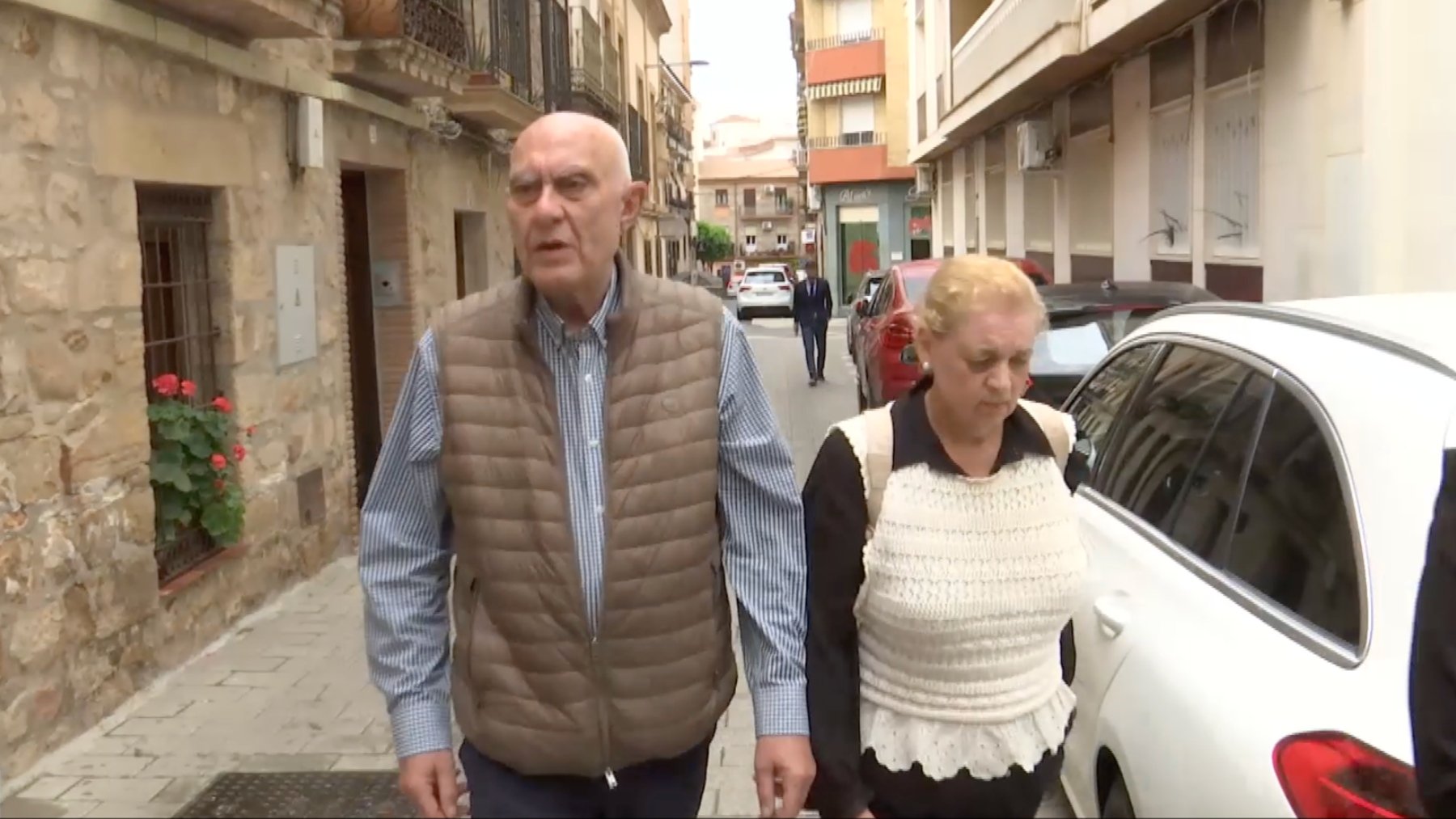 Los padres de acogida del niño muerto en Linares, de camino a los juzgados. (Canal Sur)