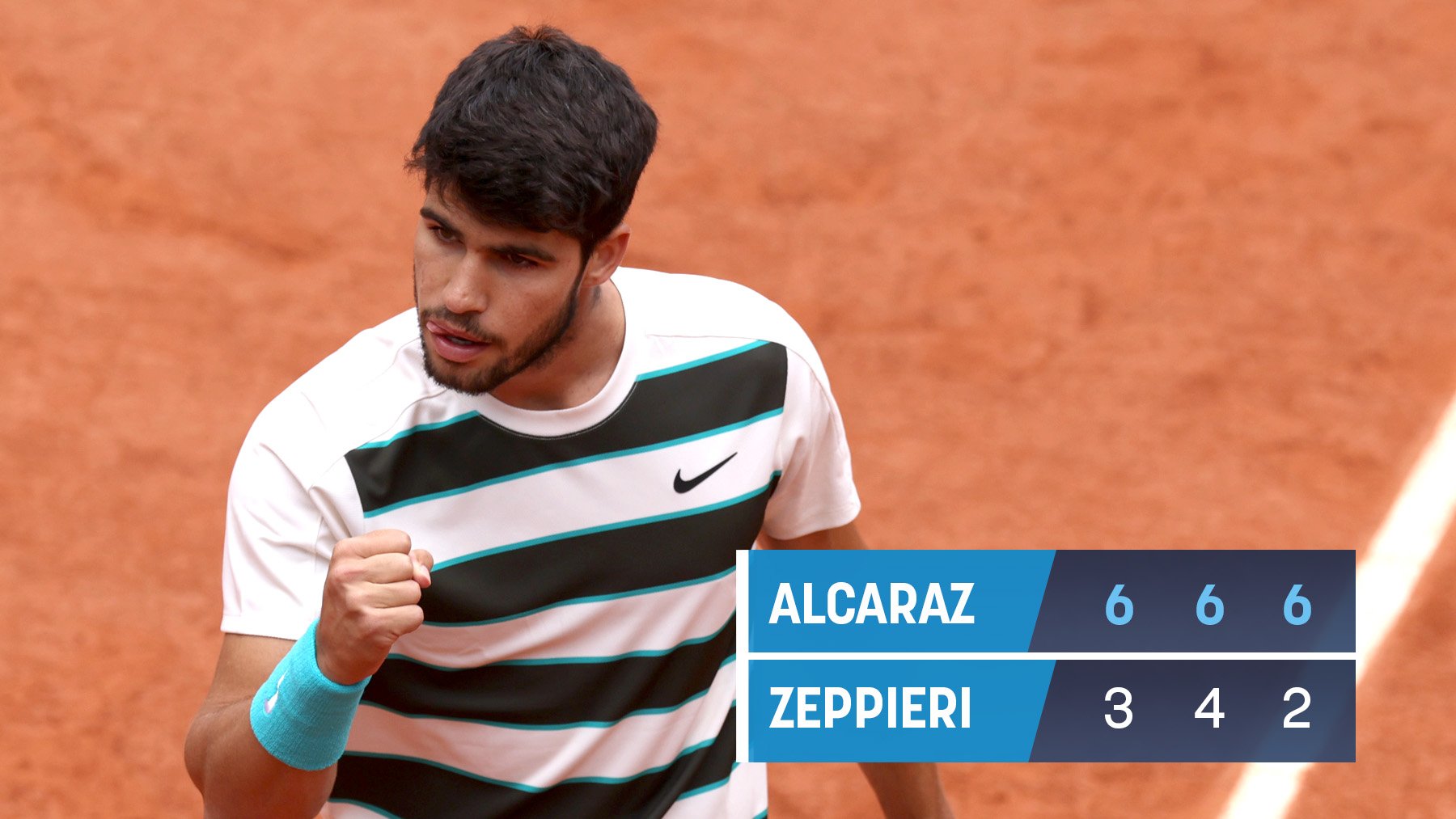 Alcaraz celebra un punto ante Zeppieri en Roland Garros.