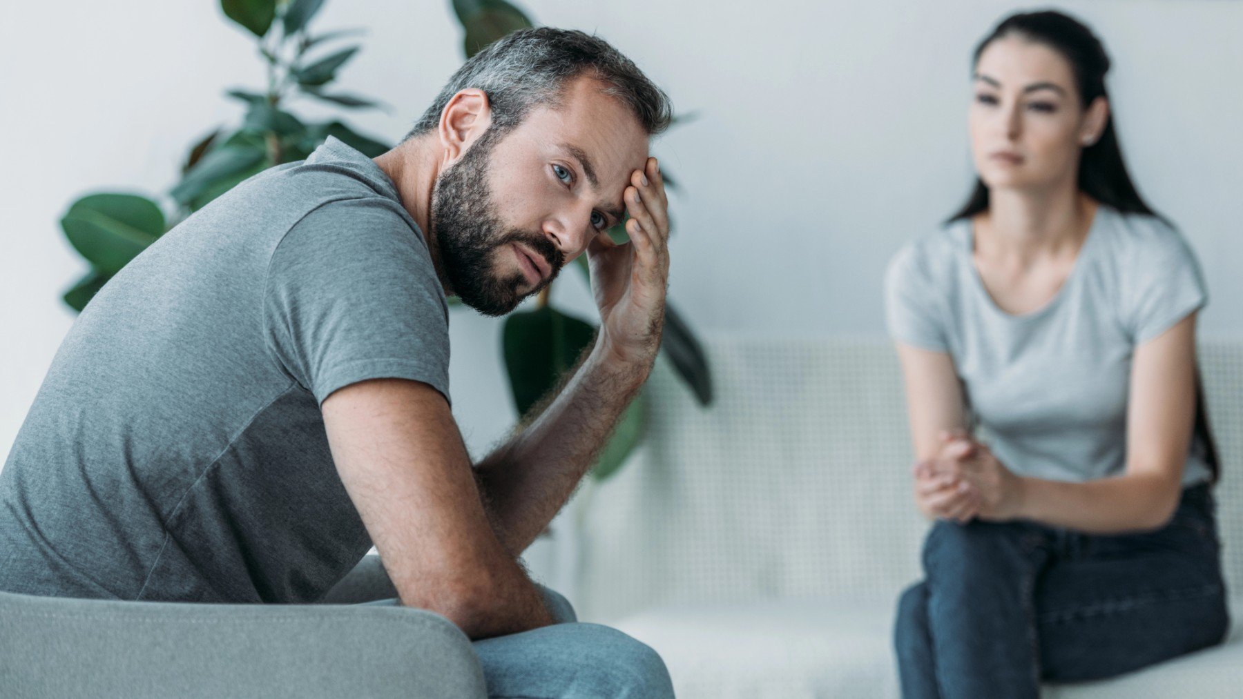 Un hombre conversa sobre su problema de abstinencia.
