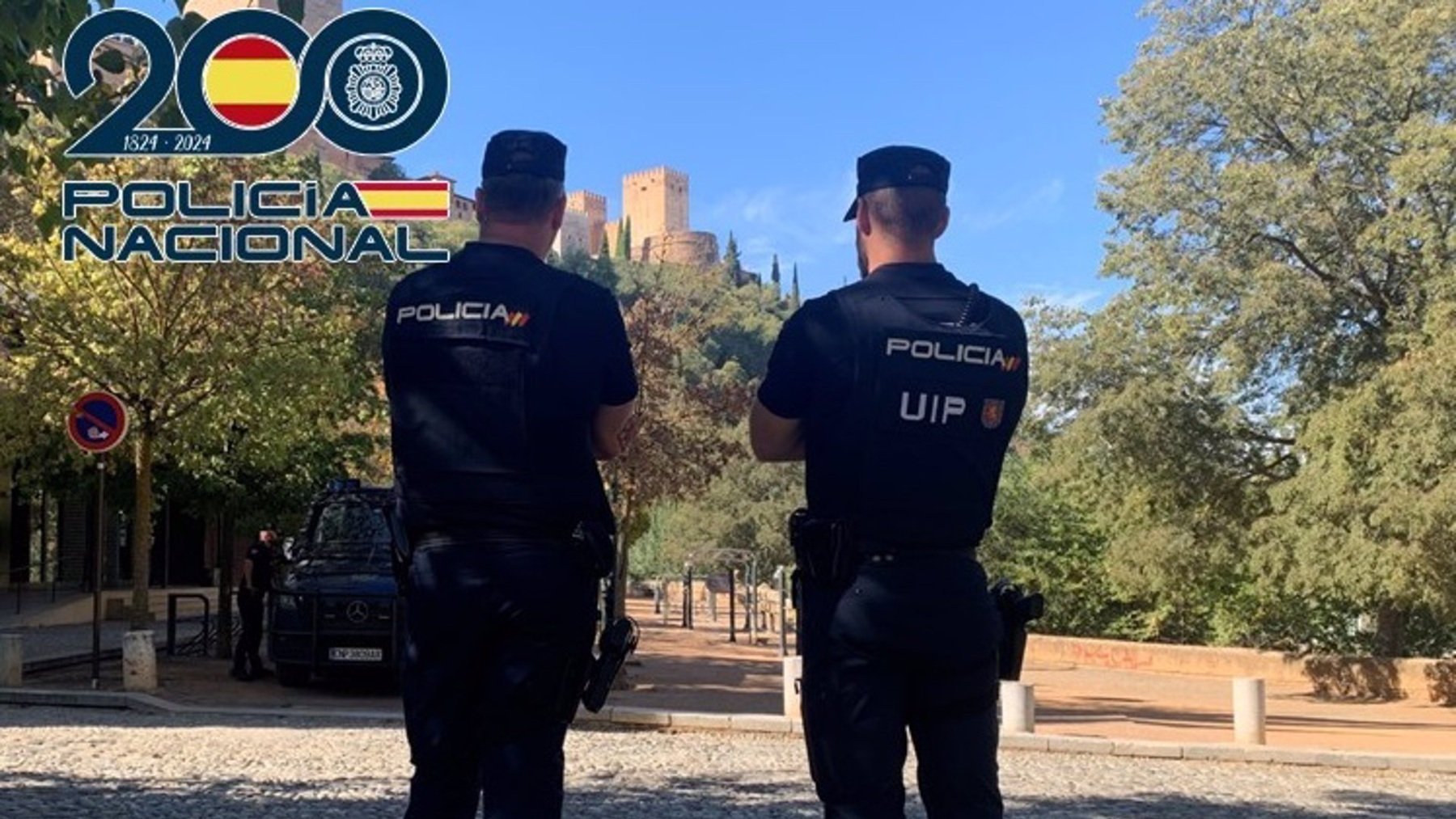 Agentes de Policía Nacional frente a la Alhambra de Granada.