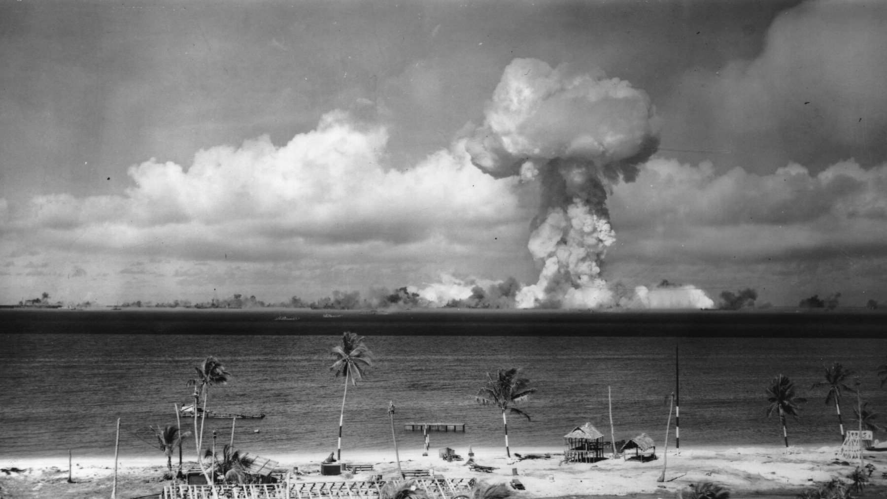 Julio de 1946: se forma una nube de hongo tras una prueba de la bomba atómica en las Islas Marshall.