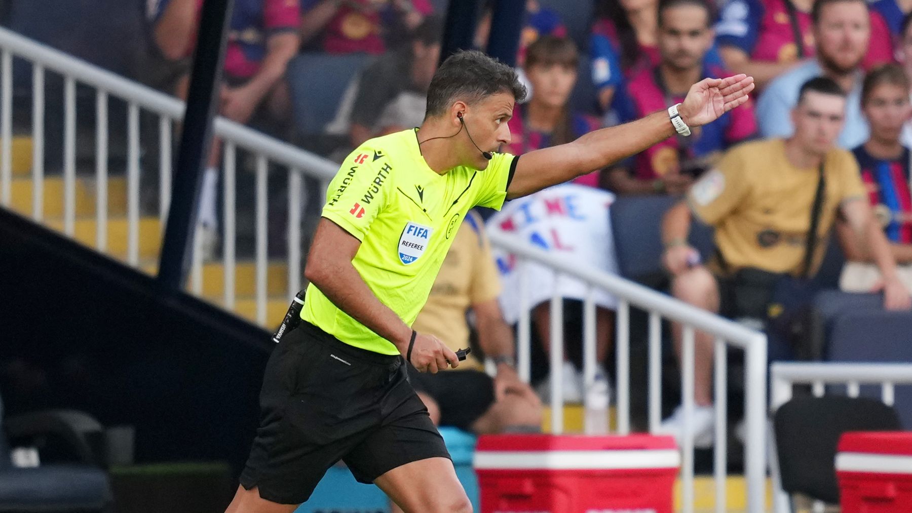 Gil Manzano pitando un penalti. (Getty)