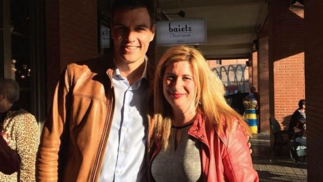 Leire Díez junto a Pedro Sánchez.