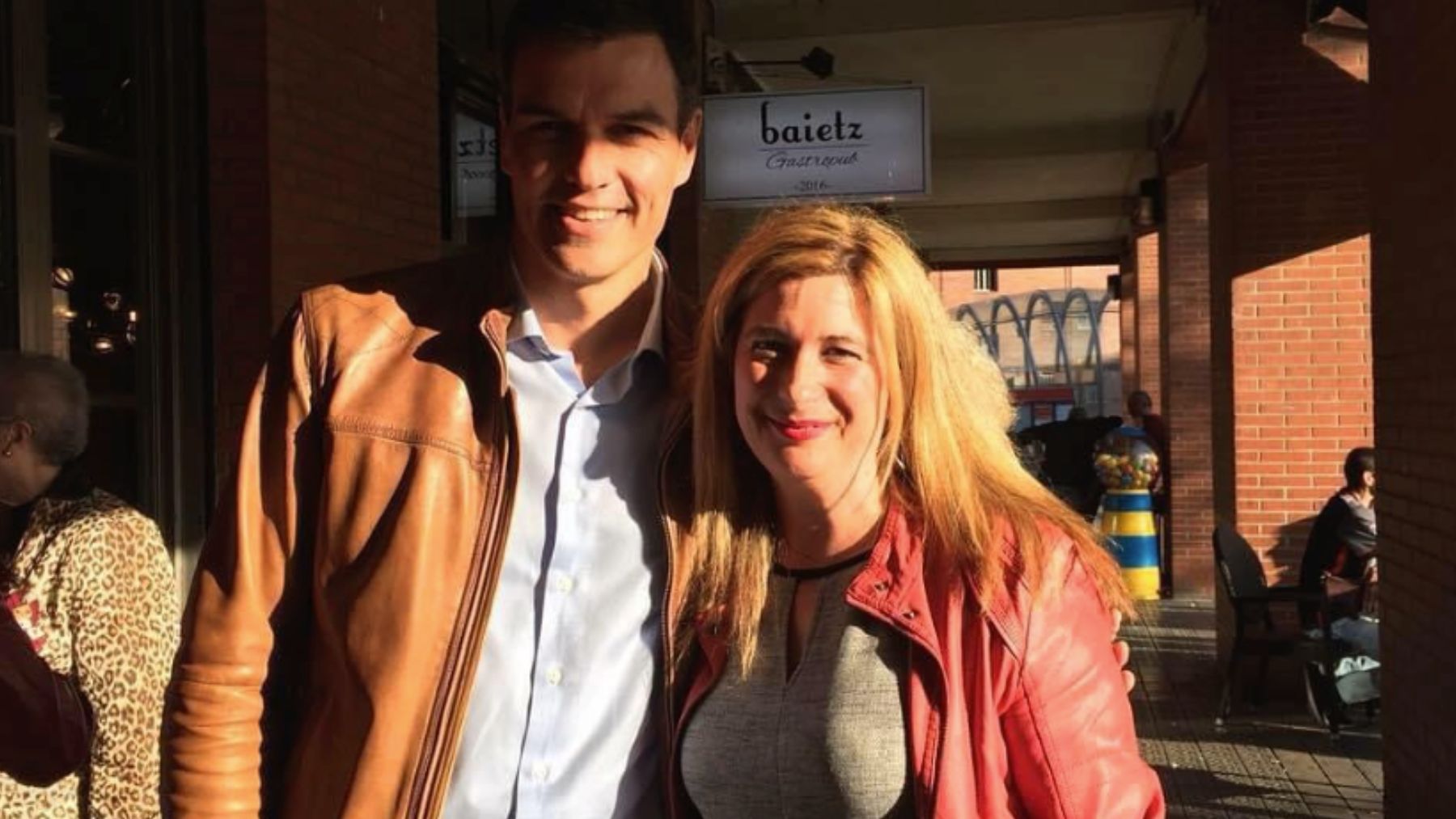 Leire Díez junto a Pedro Sánchez.