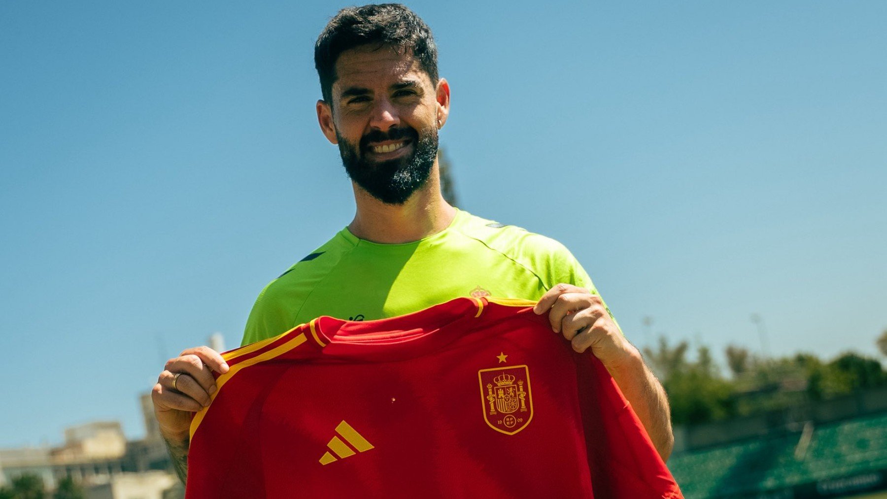 Isco posa con la camiseta de la Selección tras ser convocado. (Real Betis)