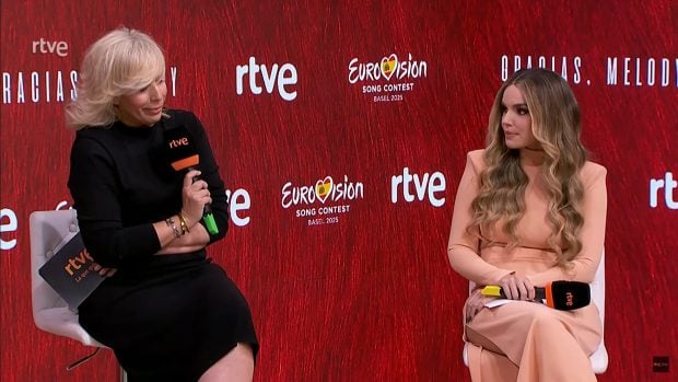 María Eizaguirre y Melody durante la rueda de prensa de regreso tras Eurovisión 2025 (RTVE).