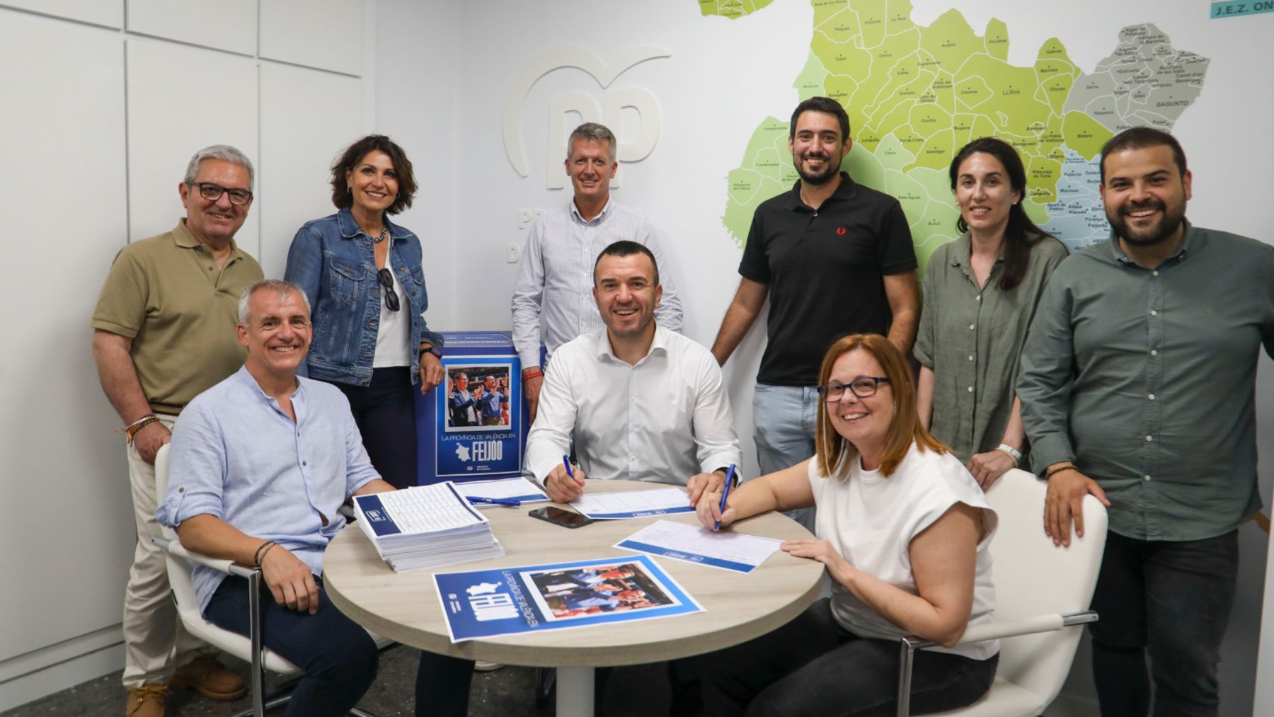 El presidente del PP Provincia de Valencia, Vicent Mompó, sentado, en el centro.